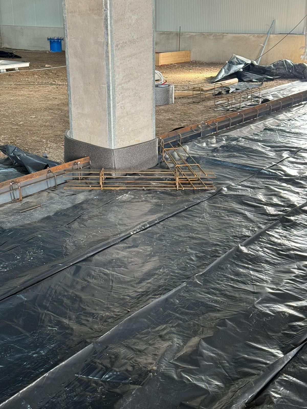 Betonsäule mit PE-Folie und Randbewehrung in Vorbereitung