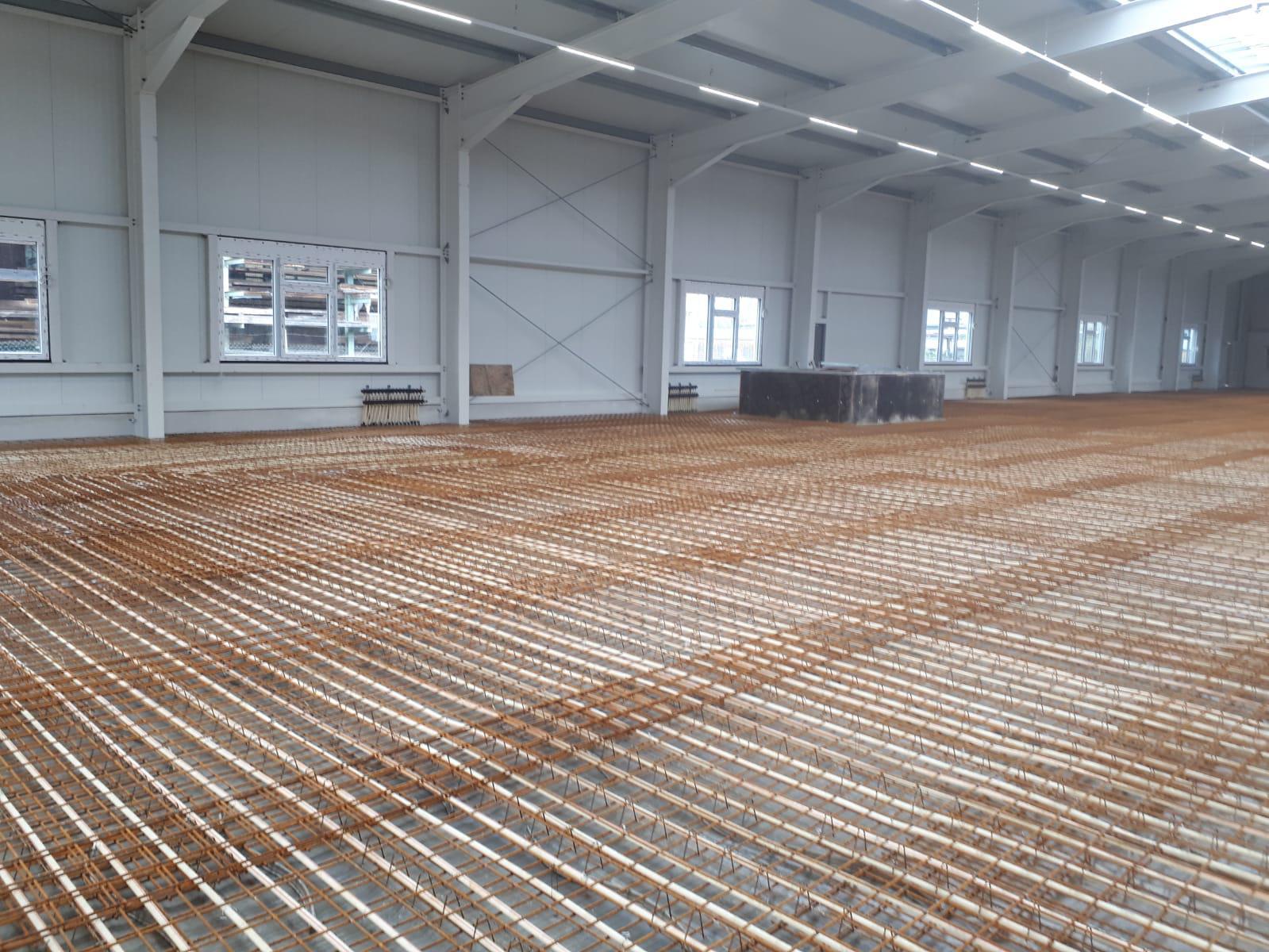 Industriehalle mit flächendeckender Stahlbewehrung